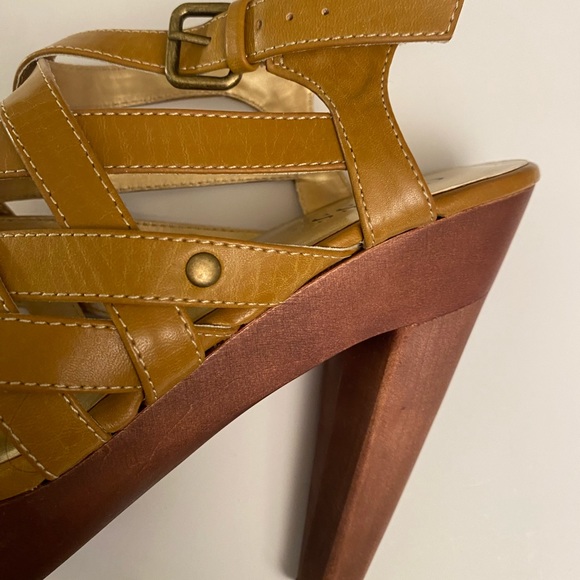 EUC! Guess brand. If you need a heel in the yellow family, this is it. - Picture 8 of 10